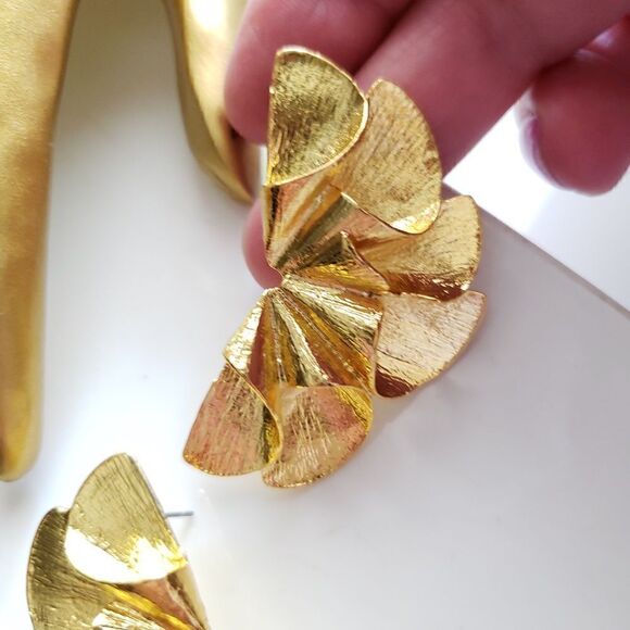 New! Zara Fan Earrings - Picture 8 of 15